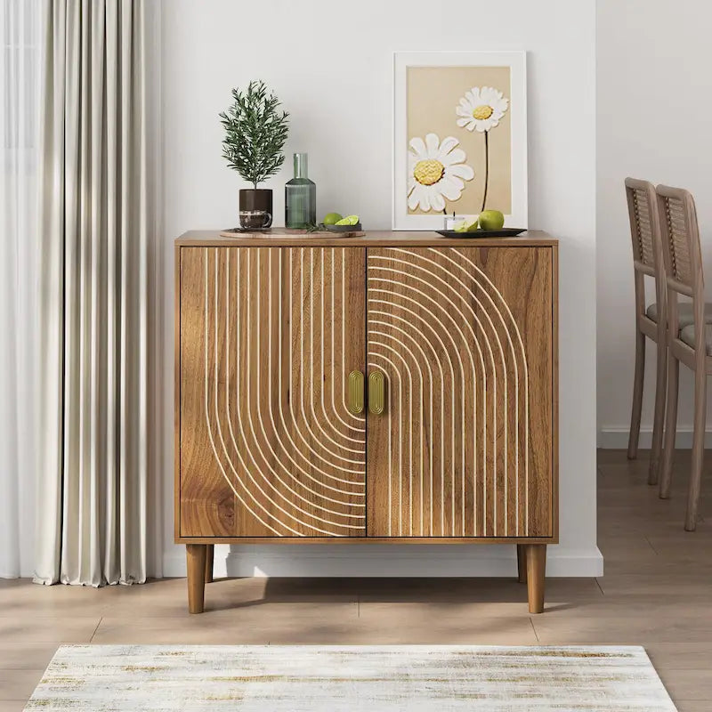 Buffet en noyer Mid-Century avec portes rainurées en arc et poignées dorées