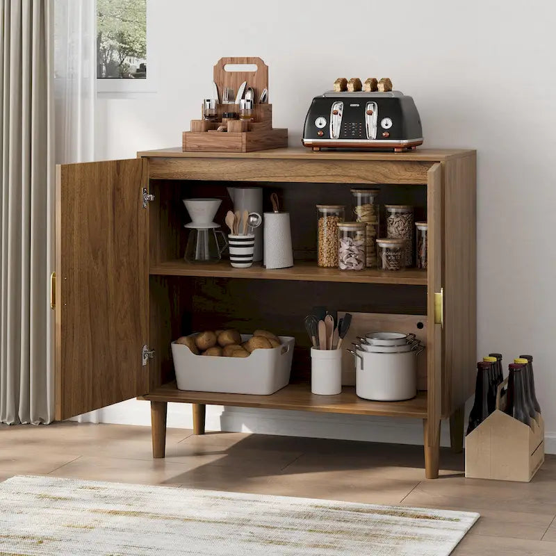 Buffet en noyer Mid-Century avec portes rainurées en arc et poignées dorées