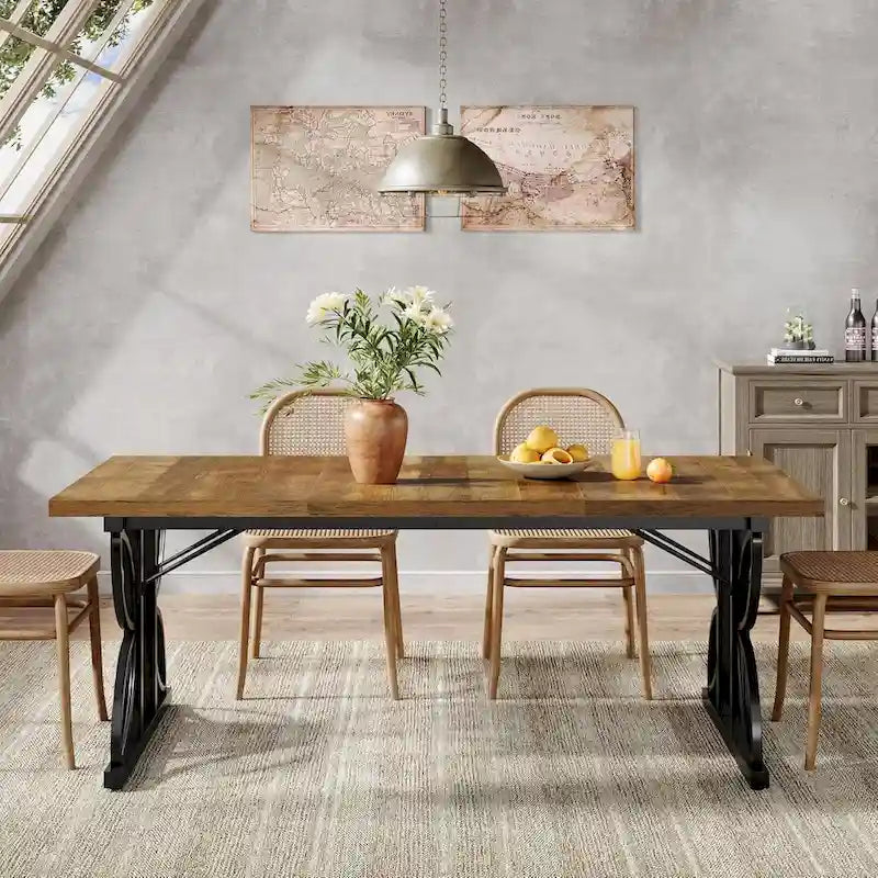 Table à manger rectangulaire en bois brun avec pieds géométriques en métal noir