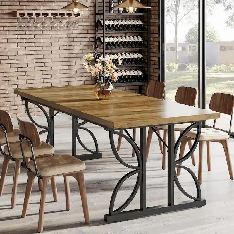 Table à manger rectangulaire en bois brun avec pieds géométriques en métal noir