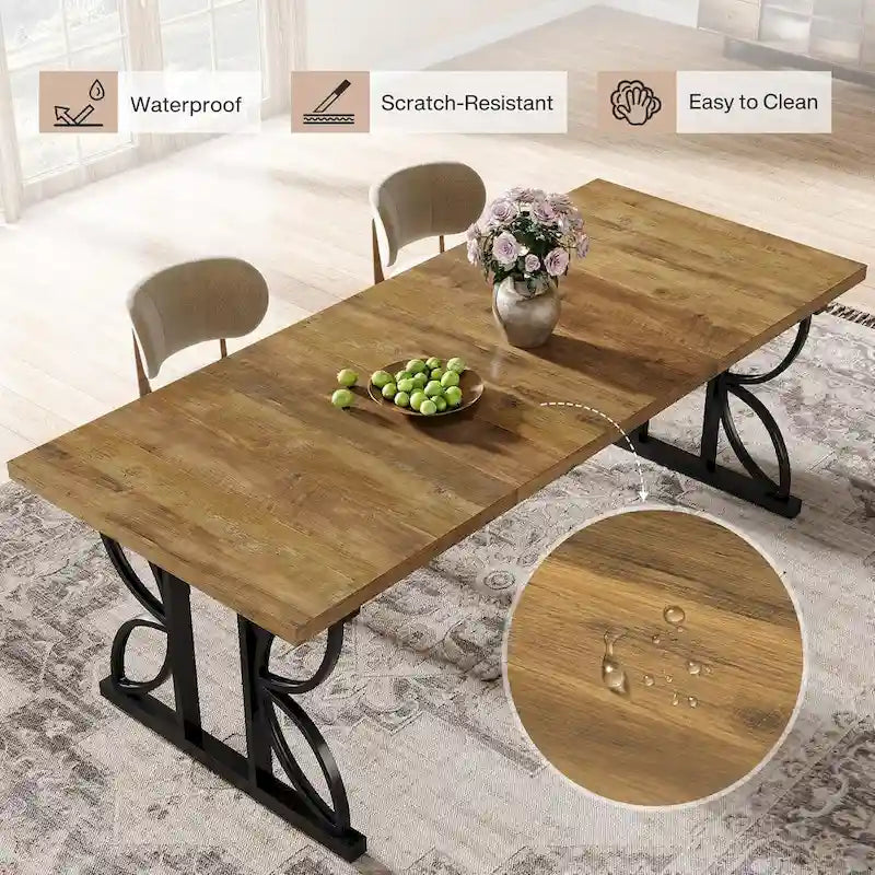 Table à manger rectangulaire en bois brun avec pieds géométriques en métal noir