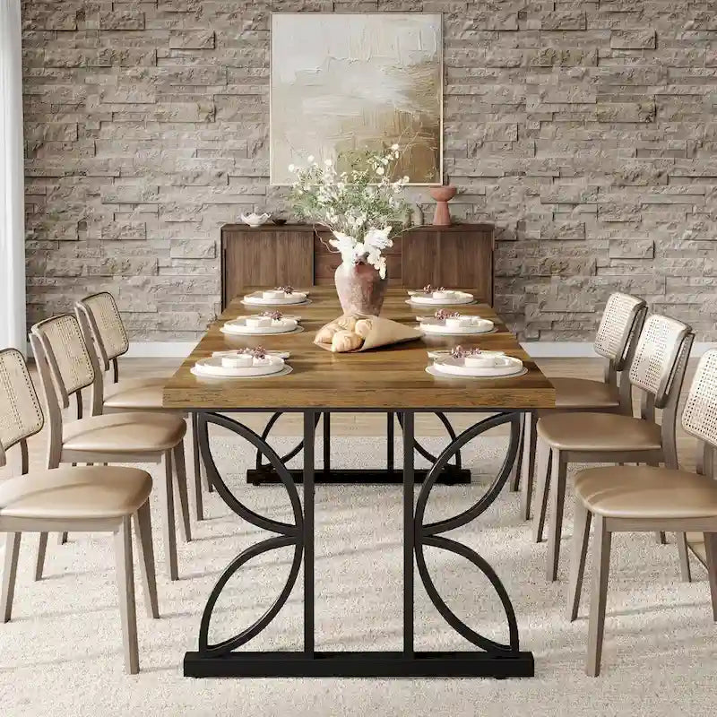 Table à manger rectangulaire en bois brun avec pieds géométriques en métal noir