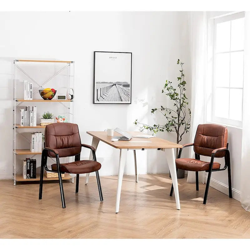Fauteuil de bureau en similicuir rembourré avec accoudoirs pour invités, réception ou conférence
