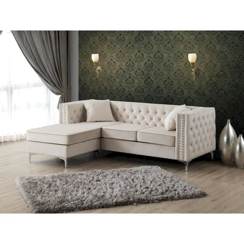 Canapé méridienne capitonné en velours avec clous décoratifs et pieds chromés