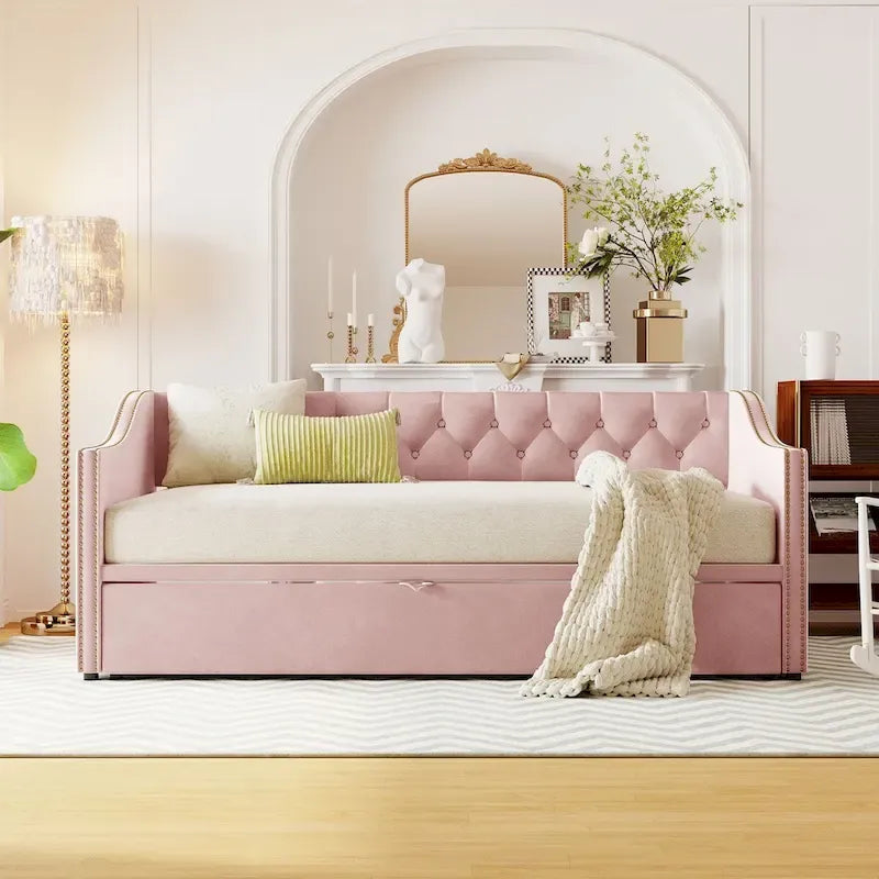 Lit de repos capitonné en velours touffeté avec dossier et accoudoirs cloutés, rose
