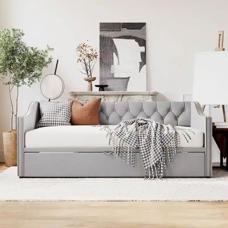 Lit de repos capitonné en velours touffeté avec dossier et accoudoirs cloutés, rose