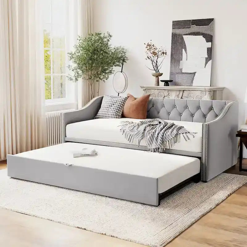 Lit de repos capitonné en velours touffeté avec dossier et accoudoirs cloutés, rose