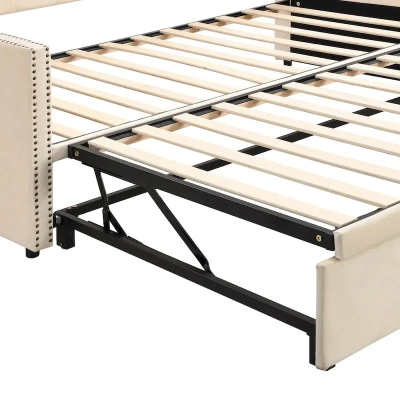 Lit de repos capitonné en velours touffeté avec dossier et accoudoirs cloutés, rose