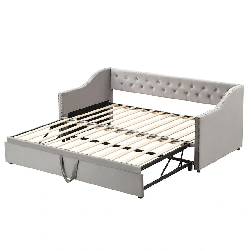 Lit de repos capitonné en velours touffeté avec dossier et accoudoirs cloutés, rose