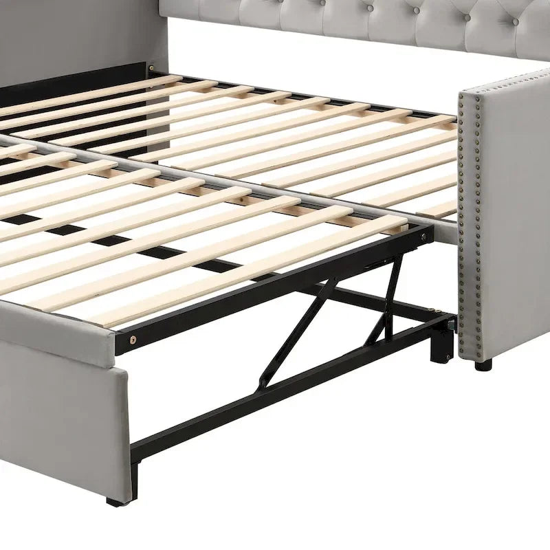 Lit de repos capitonné en velours touffeté avec dossier et accoudoirs cloutés, rose