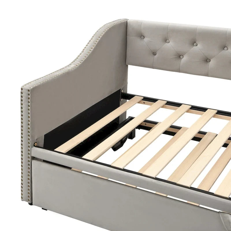 Lit de repos capitonné en velours touffeté avec dossier et accoudoirs cloutés, rose