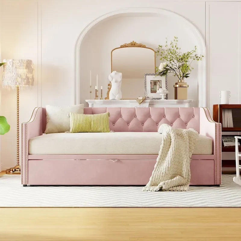 Lit de repos capitonné en velours touffeté avec dossier et accoudoirs cloutés, rose