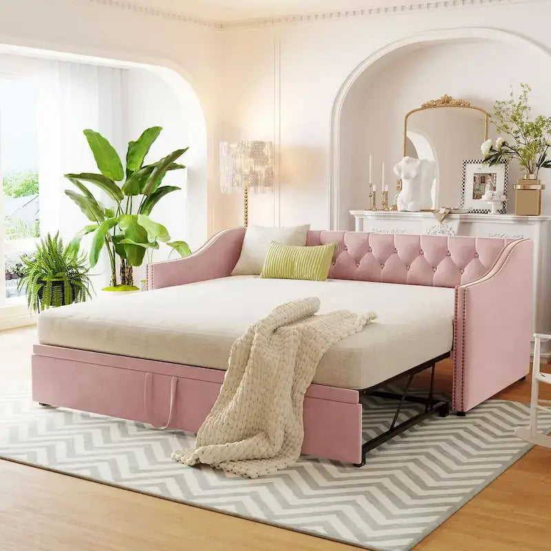 Lit de repos capitonné en velours touffeté avec dossier et accoudoirs cloutés, rose