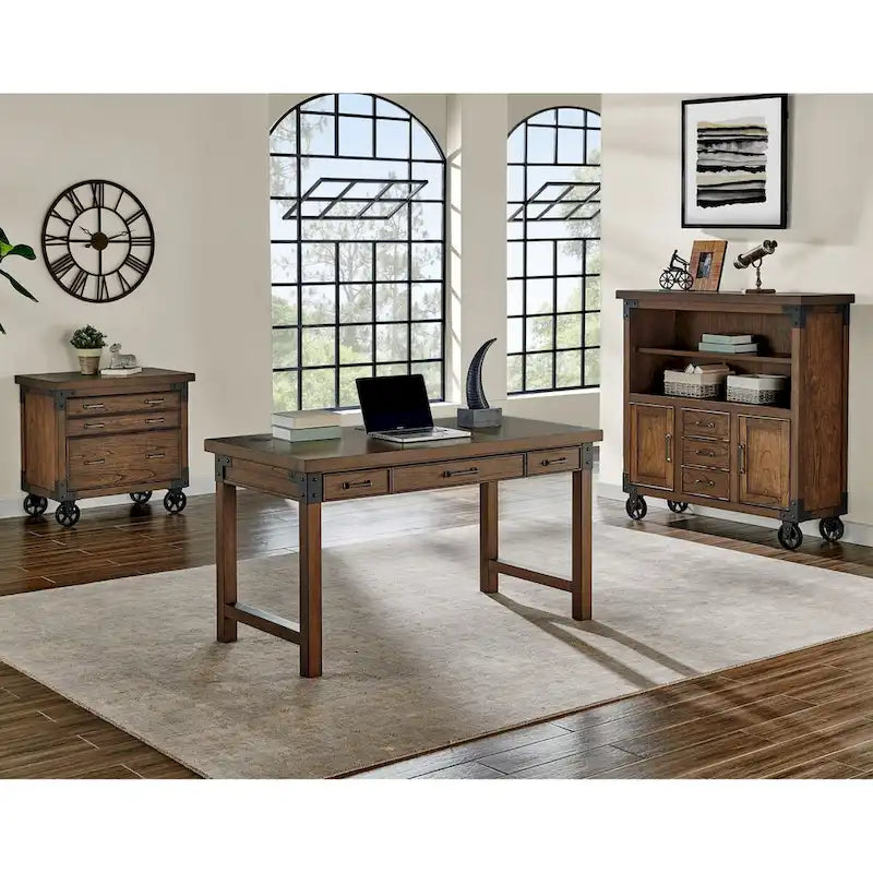 Bureau rustique marron avec tiroirs, accents en fer, bois vieilli
