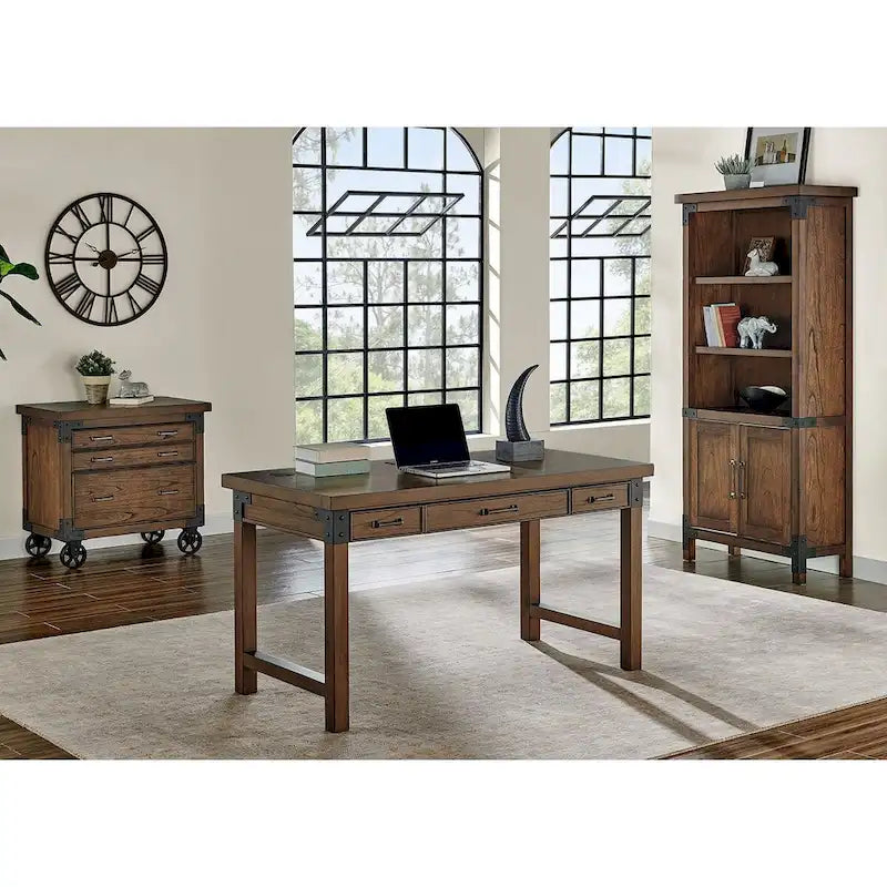 Bureau rustique marron avec tiroirs, accents en fer, bois vieilli