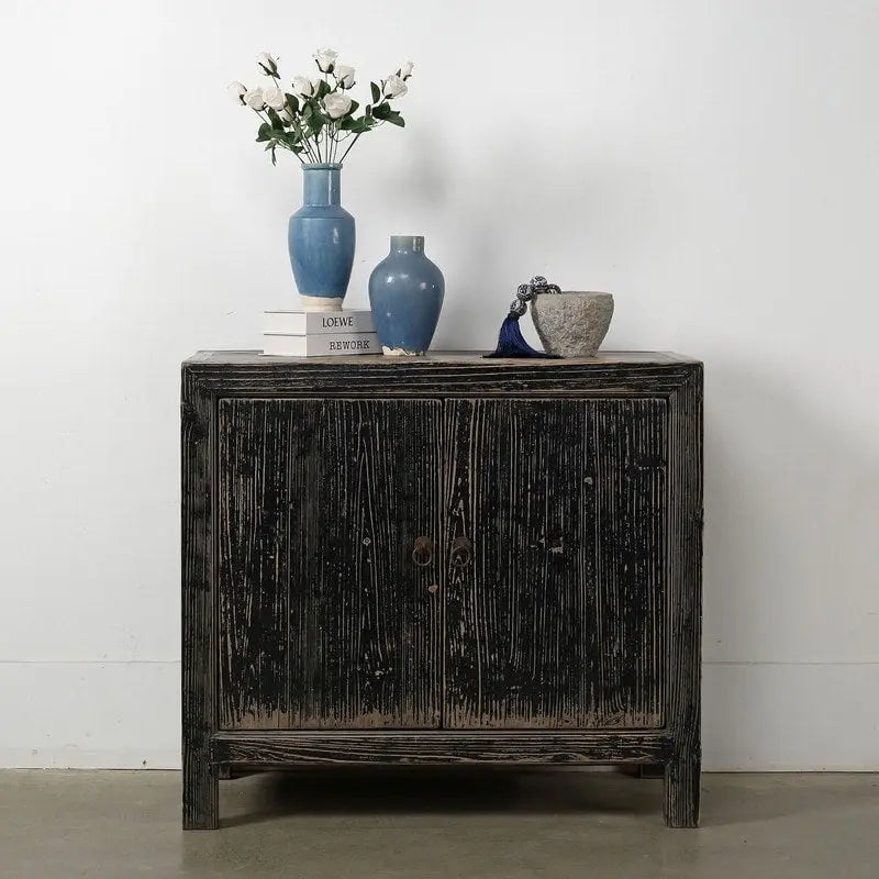 Armoire de rangement en bois noir vieilli à deux portes au style rustique vintage