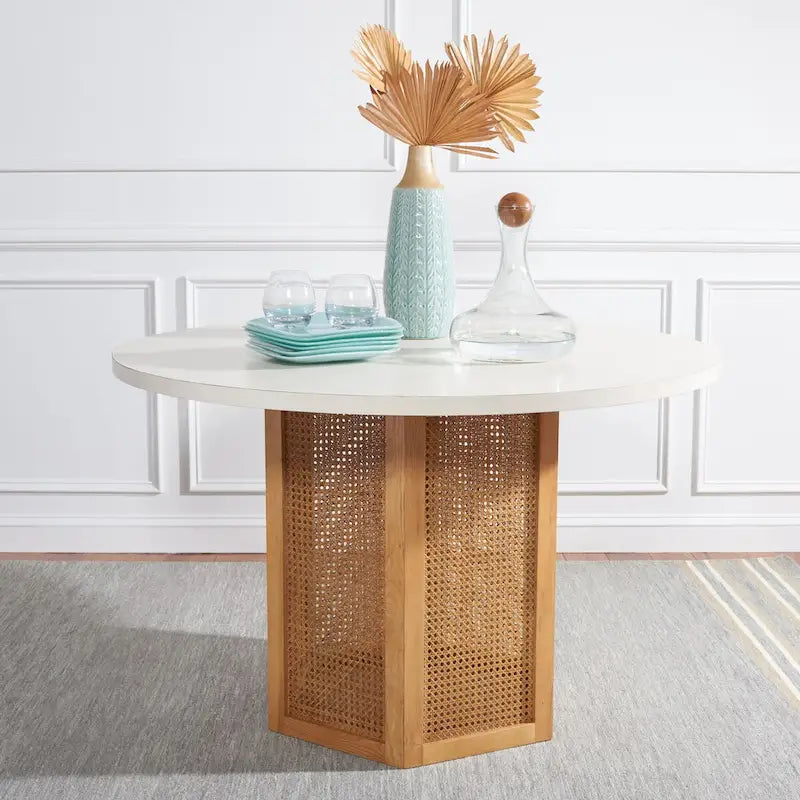 Table à manger ronde avec plateau en marbre blanc et piètement hexagonal en rotin