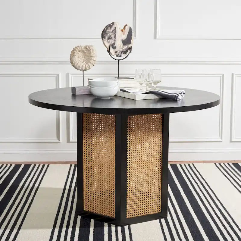 Table à manger ronde avec plateau en marbre blanc et piètement hexagonal en rotin