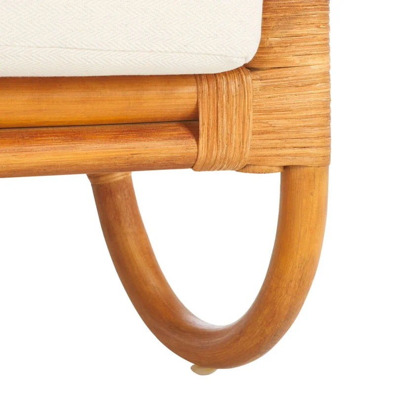 Fauteuil d'appoint en rotin avec coussin en lin blanc et dossier incurvé