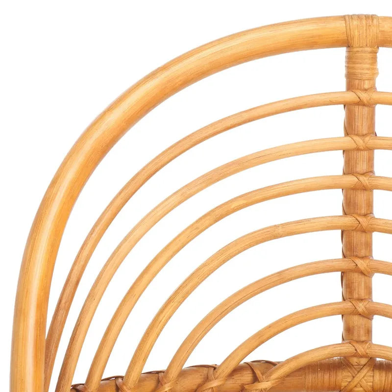 Fauteuil d'appoint en rotin avec coussin en lin blanc et dossier incurvé